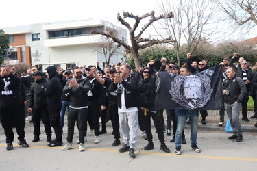 Τρομερές σκηνές έξω από το ξενοδοχείο του ΟΦΗ: Ο κόσμος «έσπρωξε» την ομάδα για τη μεγάλη πρόκριση