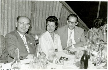 Ο Ελευθέριος και η σύζυγός του, Λίλη, με τον Ευτύχιο Νικολιουδάκη σε τραπέζι βάπτισης στα Χανιά (1957).