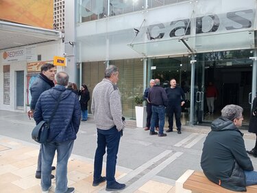 Εκδήλωση ΕΦΚΑ στο Ηράκλειο: Παρών ο διοικητής Αλ. Βαρβέρης, διαμαρτυρία από εργαζόμενους