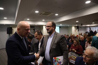 Εκδήλωση ΕΦΚΑ στο Ηράκλειο: Παρών ο διοικητής Αλ. Βαρβέρης, διαμαρτυρία από εργαζόμενους