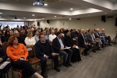 Εκδήλωση ΕΦΚΑ στο Ηράκλειο: Παρών ο διοικητής Αλ. Βαρβέρης, διαμαρτυρία από εργαζόμενους