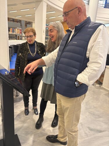 Επίσκεψη της Αντιπεριφερειάρχη Ρεθύμνης στη Βιβλιοθήκη του Πανεπιστημίου Κρήτης με αφορμή την εγκατάσταση του Ψηφιακού Ιστορικού Πλοηγού της Κρήτης
