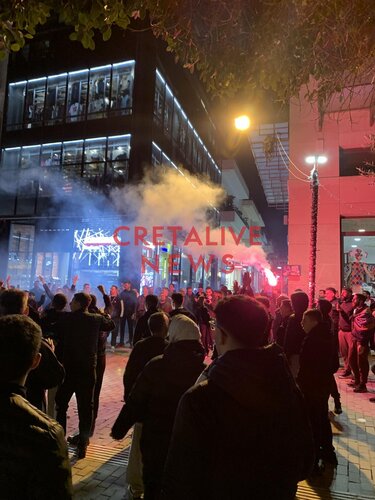 ΟΦΗ: Πανηγυρισμοί στο κέντρο του Ηρακλείου για τη μεγάλη πρόκριση