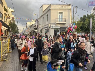 Ρεθεμνιώτικο Καρναβάλι: Με κέφι και χαμόγελα η παιδική παρέλαση