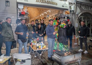 Το Ρέθυμνο τσίκνισε παραδοσιακά, οι Τυμπανιστές ξεσήκωσαν την παλιά πόλη!