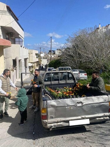 Άγιος Σύλλας: Γέμισαν την καρότσα με λουλούδια και τα πρόσφεραν πόρτα-πόρτα στις γυναίκες του χωριού 