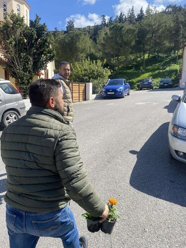 Άγιος Σύλλας: Γέμισαν την καρότσα με λουλούδια και τα πρόσφεραν πόρτα-πόρτα στις γυναίκες του χωριού 