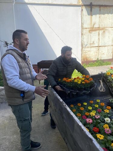 Άγιος Σύλλας: Γέμισαν την καρότσα με λουλούδια και τα πρόσφεραν πόρτα-πόρτα στις γυναίκες του χωριού 