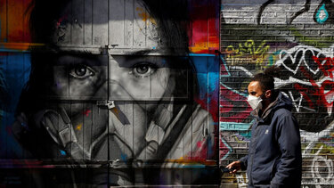 Κορωνοϊός: «Ενδημικός δεν σημαίνει ακίνδυνος» προειδοποιεί κορυφαίος Έλληνας βιολόγος της Οξφόρδης