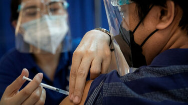 Νέα πιθανή παρενέργεια για τα εμβόλια AstraZeneca και Johnson & Johnson