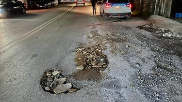 Παράδειγμα: ανθυπαστυνόμοι της Τροχαίας πήραν φτυάρι και αξίνα για τις λακκούβες 