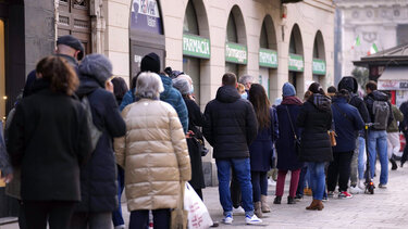 Ένας στους 10 νοσεί στο Λονδίνο – Φόβοι ακόμη και για 400.000 κρούσματα ημερησίως στην Ιταλία