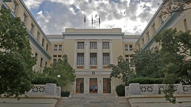 Επίθεση με πέτρες σε περιπολικό έξω από την ΑΣΟΕΕ