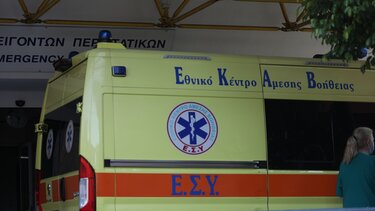 Αυτοκίνητο έπεσε "ουρανοκατέβατο" πάνω σε οδηγό στην Πέτρου Ράλλη!