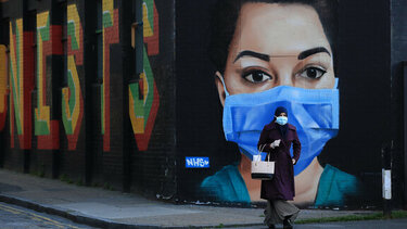 Ο «γκουρού» των προβλέψεων για τον κορωνοϊό - Πότε αναμένεται η κορύφωση της «Όμικρον», πότε θα τελειώσει η πανδημία 