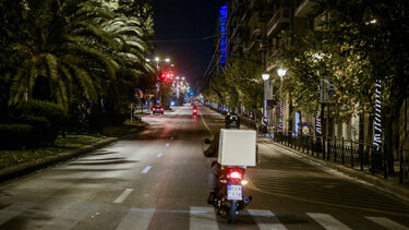 Διανομέας παρέδωσε καφέ και γδύθηκε μπροστά σε πελάτισσα