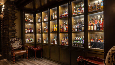 Μία ματιά μέσα στο ομορφότερο whisky bar του πλανήτη