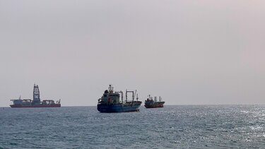 Νεκροί και τραυματίες από έκρηξη σε τάνκερ στο Άμπου Ντάμπι