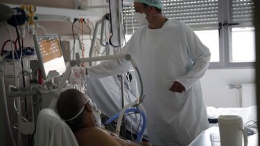 Γαλλία: Νέο ρεκόρ με 368.149 κρούσματα σε 24 ώρες