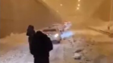 Γονέας πήρε το παιδί του αγκαλιά και περπάτησε 2,5 χιλιόμετρα στην Αττική Οδό!