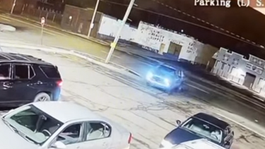 Αυτοκίνητο καρφώνεται μέσα σε εστιατόριο και προκαλεί πανικό