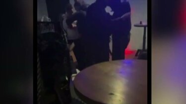 Βίντεο από την έφοδο της αστυνομίας σε κλαμπ με 400 άτομα