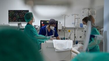 «Διώχνουν τη μητέρα μου από το νοσοκομείο γιατί δεν έχουν υλικά να την χειρουργήσουν»