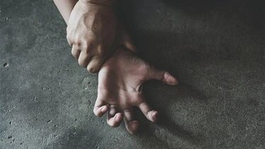 Κατηγορείται ότι βίασε την φίλη του - Συνελήφθη 28χρονος 