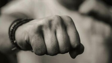 Αιματηρό επεισόδιο μεταξύ ανηλίκων για τα μάτια μιας μαθήτριας