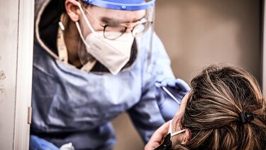 Παραμένουν αυξημένα τα νέα κρούσματα στην Κρήτη: 2.389 μολύνσεις σε μία ημέρα