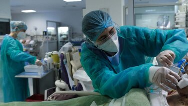 Αντιδράσεις των υγειονομικών για τα πρωτόκολλα της καραντίνας