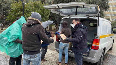 Γάντια, κασκόλ, κουβέρτες στους ουσιοεξαρτημένους από τον ΟΚΑΝΑ