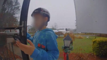 Παιδιά όρμησαν σε φλεγόμενο σπίτι και έσωσαν τρία σκυλιά που κινδύνευαν