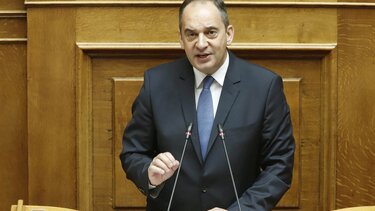 Πλακιωτάκης στη βουλή: Υπηρετούμε πολλούς και παράλληλους στόχους