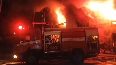 Μεγάλη φωτιά σε εργοστάσιο φερέτρων στη ΒΙ.ΠΕ Πάτρας