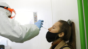 Τα rapid test είναι καλύτερα από τη μύτη παρά από το στόμα