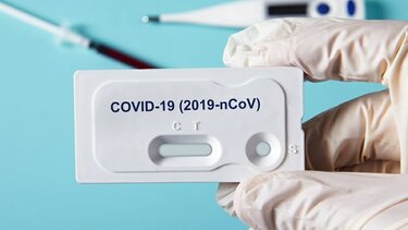 Τι θα γίνει με τα self test στα σχολεία που έχουν κλείσει λόγω κακοκαιρίας 