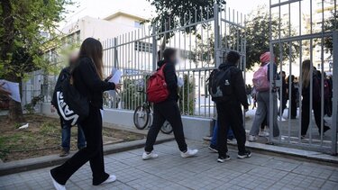 Και επίσημα ένα self test την εβδομάδα στα σχολεία και 100% πληρότητα στα γήπεδα