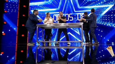 Ελλάδα έχεις Ταλέντο: Τους «τρέλανε» ο Χρηστάρας τυλίγοντας τα σουβλάκια του