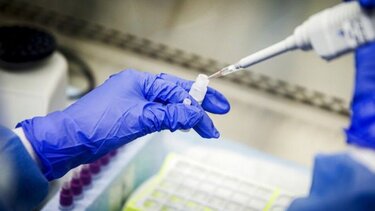 Δύο νέα τεστ ανιχνεύουν τις μεταλλάξεις και τη σοβαρότητα της λοίμωξης