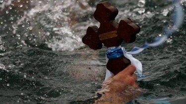 Η τελετή κατάδυσης του Τιμίου Σταυρού στη Μικρασιατική Νέα Κίο στην Αργολίδα