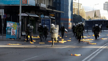 Ελεύθερη με όρους η 26χρονη για τη μολότοφ