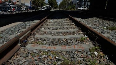 Τρένο παρέσυρε αυτοκίνητο στις γραμμές – Νεκρός ο 53χρονος οδηγός