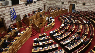 Βουλή: Η ώρα της σύγκρουσης Μητσοτάκη - Τσίπρα 