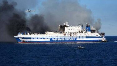 Δύο εγκλωβισμένοι στο γκαράζ του πλοίου που φλέγεται -Εκκληση για βοήθεια από οδηγό