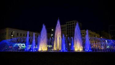 Στα χρώματα της ουκρανικής σημαίας το σιντριβάνι της Ομόνοιας και η Τεχνόπολη