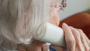 Πέταξε στους απατεώνες 20 χιλιάδες ευρώ από το μπαλκόνι!