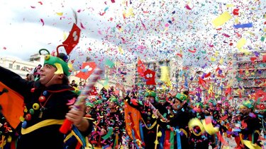 Παγώνη: «Όχι» στους όρθιους στην εστίαση – «Όχι» στα καρναβάλια 