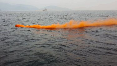 Άσκηση του Λιμενικού για τη χρήση των σωστικών φωτοβολίδων στη θάλασσα