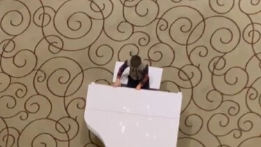 Νεαρό αγόρι παίζει πιάνο σε ξενοδοχείο του Χάρκοβο, εν μέσω πολέμου